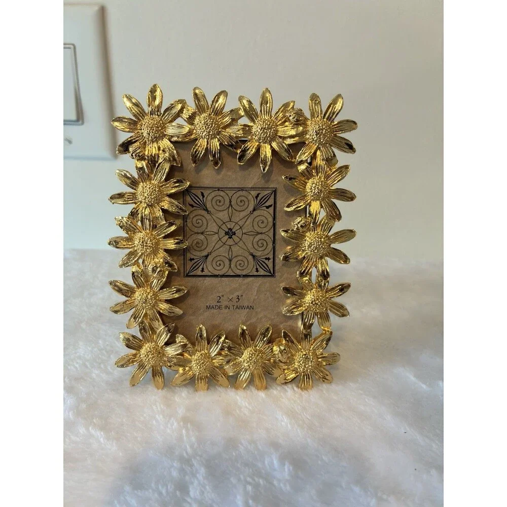 Unbranded gold metal